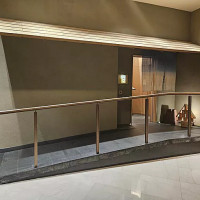 Yì Yī outside