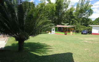 Yì Yī outside