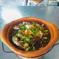 ก๋วยเตี๋ยวไก่ฉีก คุณประนอม สาขา ท่าวาสุกรี food