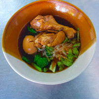 ก๋วยเตี๋ยวไก่ฉีก คุณประนอม สาขา ท่าวาสุกรี food