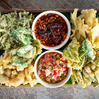 เรือนจรุง food