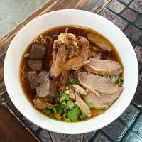ก๋วยเตี๋ยวเป็ดตุ๋นสารภี food