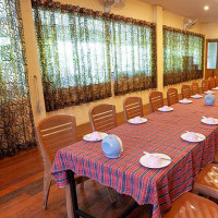 บ้านไม้ริมน้ำ inside
