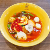 ก๋วยเตี๋ยวลูกชิ้นปลานายเงี๊ยบ food
