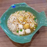 ก๋วยเตี๋ยวลูกชิ้นปลานายเงี๊ยบ food