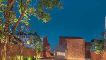 บ้านป้อมเพชร outside