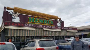 Henri's Wodonga Bakery outside