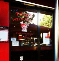 Toto's Pizza House outside