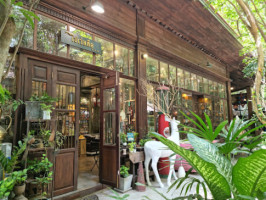 7tique Coffee Shop inside