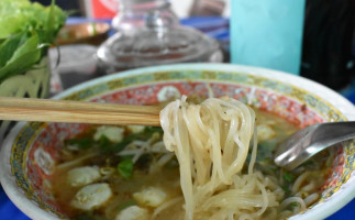 ร้านแดงก๋วยเตี๋ยวไก่บ้านเชียง food