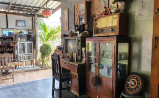 ร้านคุณแจ๋วบ้านเพชรเด็ดสะระตี่ inside