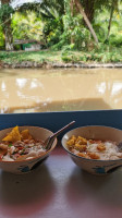 ก๋วยเตี๋ยวห้อยขา ป้าเบ้ food