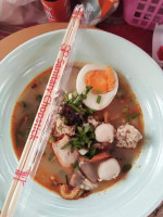 ก๋วยเตี๋ยวต้มยำ ร่มวิเชียรมิวสิค food