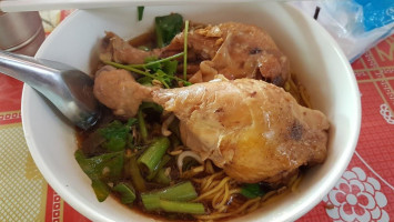 ก๋วยเตี๋ยวน่องไก่ เชียงกลาง food