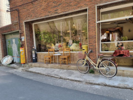 Green Face Café outside