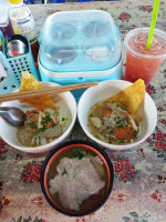 เตี๋ยวข้างวัด Tiaw Khang Wat food