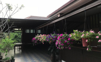 Dan Singkhon Kitchen outside