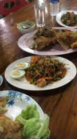 Krua Lung Shup food