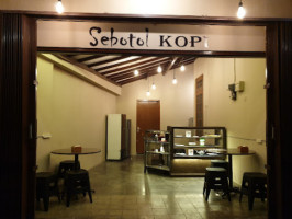 Sebotol Kopi꧋ꦱꦼꦧꦺꦴꦠꦺꦴꦭ꧀ꦏꦺꦴꦥꦶ inside