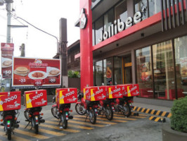 Jollibee Montalban Munisipyo outside