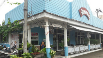 Baan Kanom Bakery outside