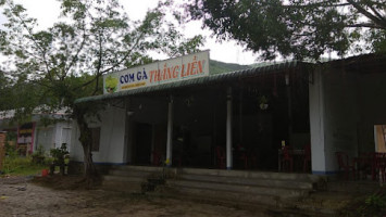 Cơm Gà Thắng Liền outside