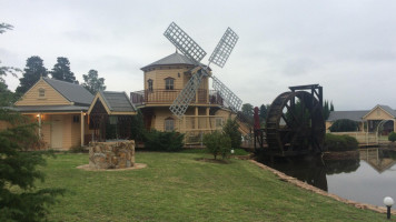 Windmill Pizza outside