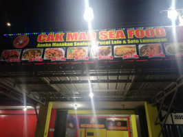 Cak' Mad Sea Food inside