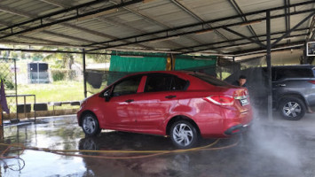 Hentian Kilimu Car Wash And outside