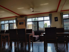 Loseling Canteen And Coffee Shop inside
