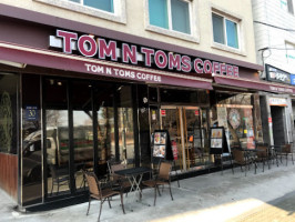 Tom N Toms Coffee inside
