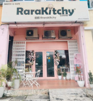 Rara Kitchy (your Fashionable Cakes) outside