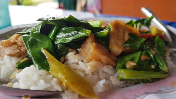 ร้านแดงก๋วยเตี๋ยวไก่บ้านเชียง food