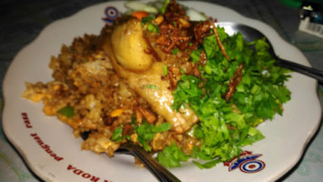 Warung Bakmi Nasi Goreng Mbak Dhenok food