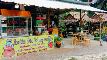 ร้านคุณนายตำระเบิด หาดบ่อเมา inside