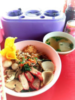 ก๋วยเตี๋ยวต้มยำ ร่มวิเชียรมิวสิค food