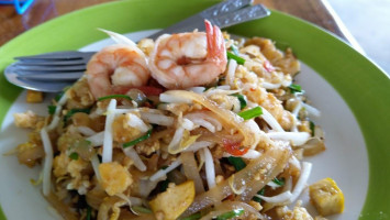 ร้านผัดไทบ้านสกล ก๋วยเตี๋ยว อาหารตามสั่ง ส้มตำ food