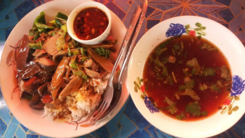 ร้านแม่ประทุมก๋วยเตี๋ยวเป็ด food