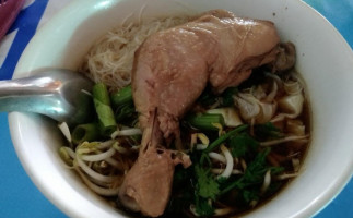 ก๋วยเตี๋ยวน่องไก่ เชียงกลาง food