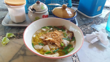 ร้าน​ก๋วยเตี๋ยว​ ป้าน่อย​ลุง​พวง​ food