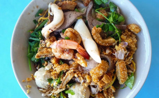 ร้านก๋วยเตี๋ยวศรีสวัสดิ์ food