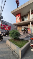 Jollibee outside