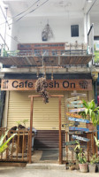 Cafe Nosh On outside