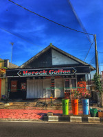 Gerobak Seduh Horock Coffee outside