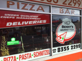Benny's Gourmet Pizza inside