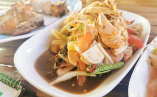 ร้านส้มตำ ไก่ย่าง เจ๊แมงปอ วัดไทร food