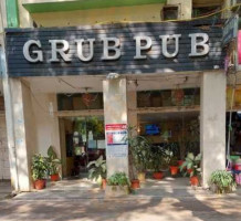 Grub Pub outside