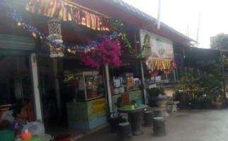 ร้านป้ารวยครัวสีม่วง inside