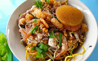 ร้านก๋วยเตี๋ยวศรีสวัสดิ์ food