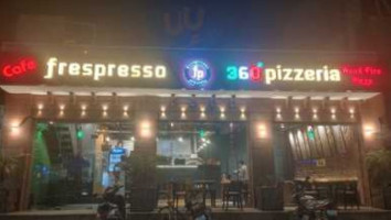 Cafe Frespresso And 360° Pizzeria inside